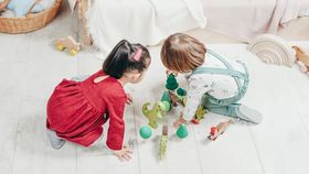O educatoare din Ploiești, acuzată că îi lovește pe micuții de care trebuie să aibă grijă. Părinții sunt îngroziți: „O bătea pe fiica mea, o trăgea de păr”